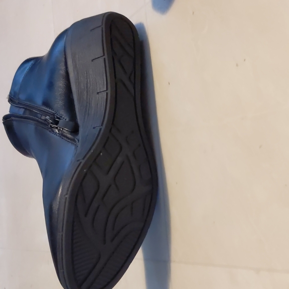 Spring Step booties - Picture 2 of 4